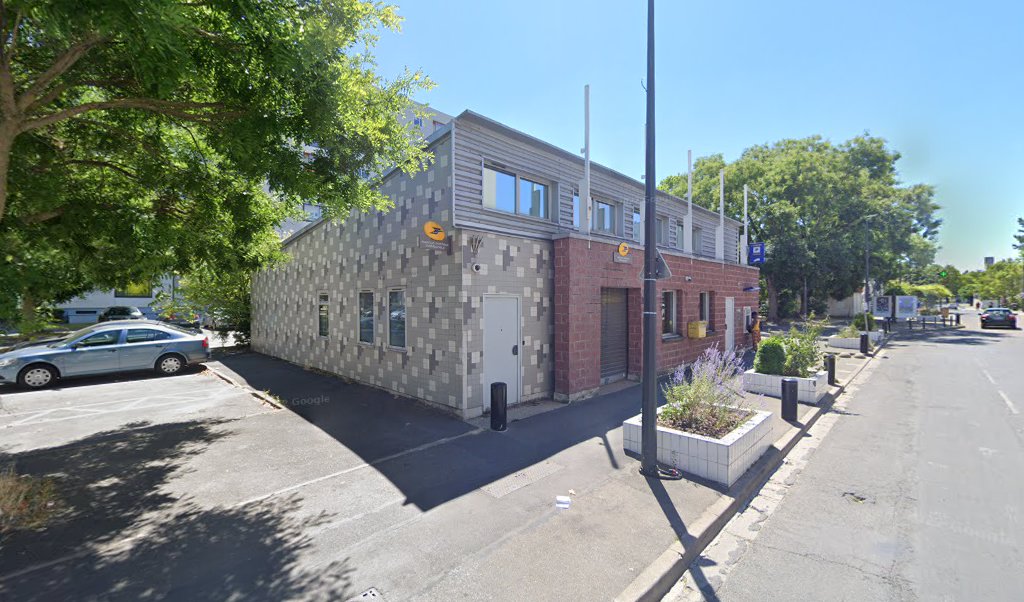 Retrouvez toutes les informations de contacts et horaires d&rsquo;ouverture pour La Poste Agence Communale BOBIGNY Mairie situé à Bobigny dans le département Seine-Saint-Denis (93). Pour effectuer envoyer vos colis (colissimo, chronopost, suivi colis), une gestion bancaire (banque postal, French Bank), [&hellip;]