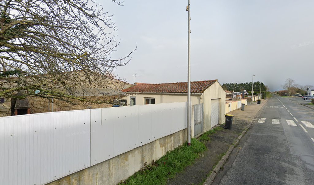 Retrouvez toutes les informations de contacts et horaires d&rsquo;ouverture pour La Poste ESNANDES situé à Esnandes dans le département Charente-Maritime (17). Pour effectuer envoyer vos colis (colissimo, chronopost, suivi colis), une gestion bancaire (banque postal, French Bank), votre courrier (suivi [&hellip;]