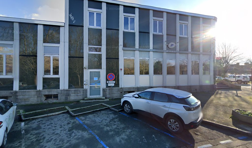 Retrouvez toutes les informations de contacts et horaires d&rsquo;ouverture pour La Poste LAMBALLE situé à Lamballe dans le département Côtes d&rsquo;Armor (22). Pour effectuer envoyer vos colis (colissimo, chronopost, suivi colis), une gestion bancaire (banque postal, French Bank), votre courrier [&hellip;]