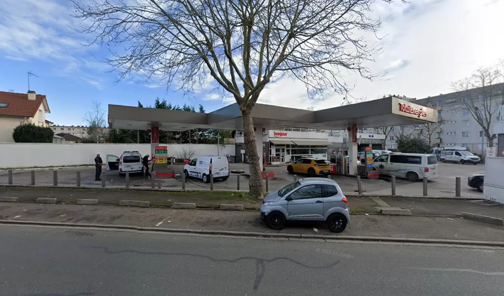 Retrouvez toutes les informations de contacts et horaires d&rsquo;ouverture pour Relais Pickup STATION TOTAL POISSY situé à Poissy dans le département Yvelines (78). Pour effectuer envoyer vos colis (colissimo, chronopost, suivi colis), une gestion bancaire (banque postal, French Bank), votre [&hellip;]