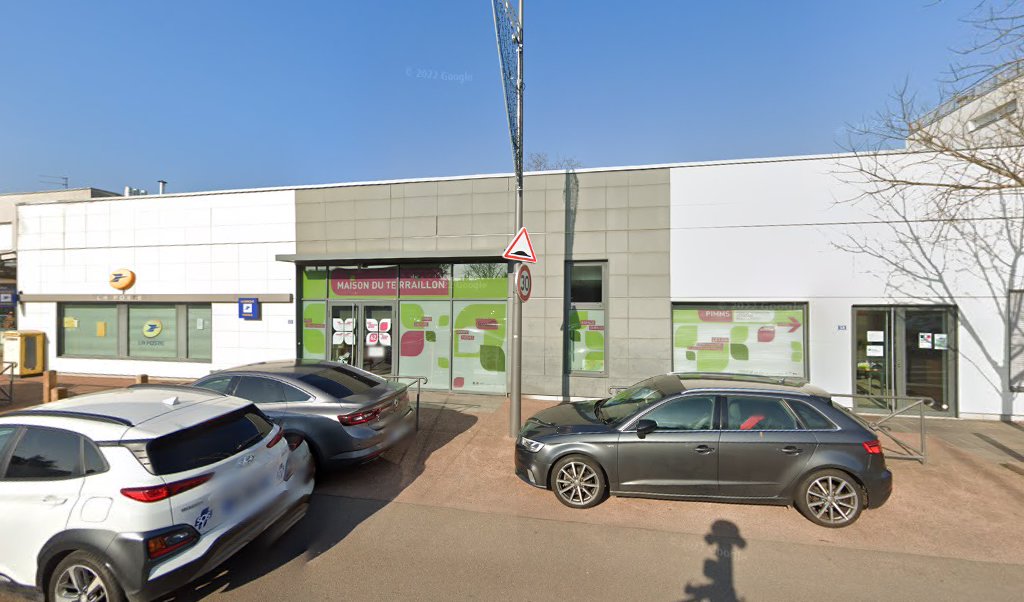 Retrouvez toutes les informations de contacts et horaires d&rsquo;ouverture pour La Poste BRON TERRAILLON situé à Bron dans le département Rhône (69). Pour effectuer envoyer vos colis (colissimo, chronopost, suivi colis), une gestion bancaire (banque postal, French Bank), votre courrier [&hellip;]