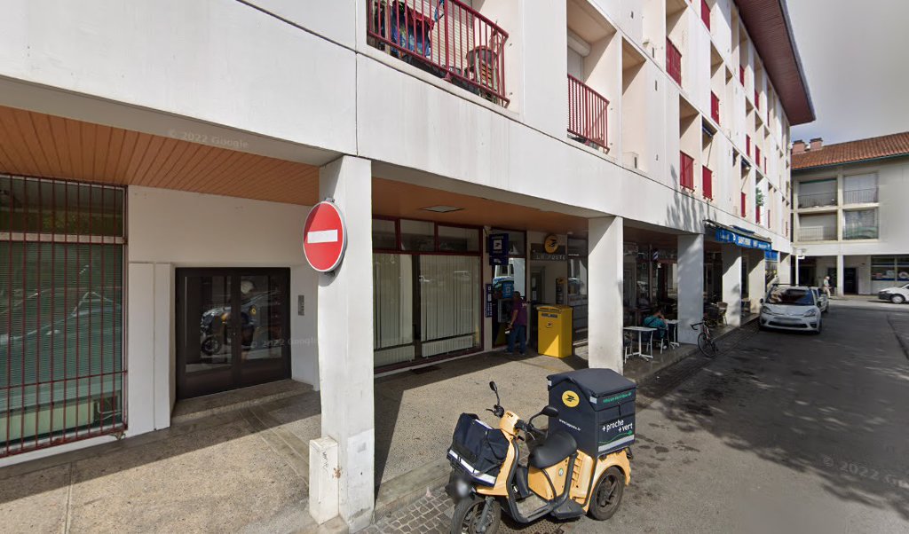 Retrouvez toutes les informations de contacts et horaires d&rsquo;ouverture pour La Poste BAYONNE STE CROIX situé à Bayonne dans le département Pyrénées Atlantiques (64). Pour effectuer envoyer vos colis (colissimo, chronopost, suivi colis), une gestion bancaire (banque postal, French Bank), [&hellip;]