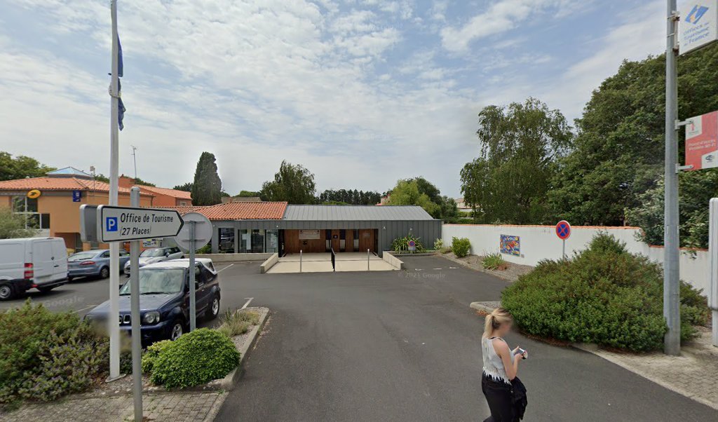 Retrouvez toutes les informations de contacts et horaires d&rsquo;ouverture pour La Poste CHATEAU D OLONNE situé à Chateau d olonne dans le département Vendée (85). Pour effectuer envoyer vos colis (colissimo, chronopost, suivi colis), une gestion bancaire (banque postal, French [&hellip;]