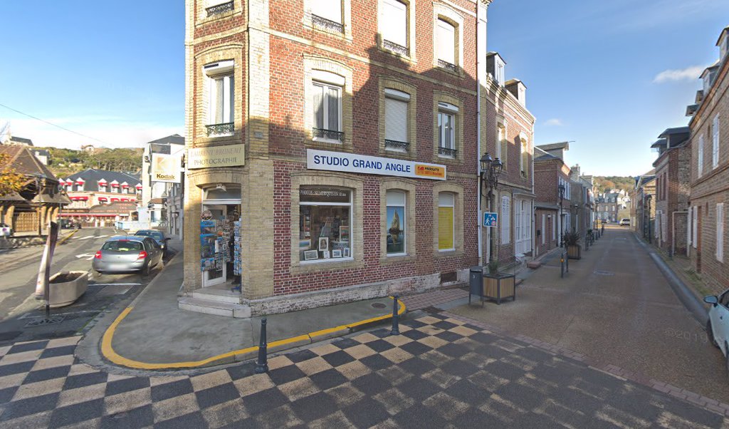 Retrouvez toutes les informations de contacts et horaires d&rsquo;ouverture pour Relais Pickup STUDIO GRAND ANGLE situé à Etretat dans le département Seine-Maritime (76). Pour effectuer envoyer vos colis (colissimo, chronopost, suivi colis), une gestion bancaire (banque postal, French Bank), votre [&hellip;]