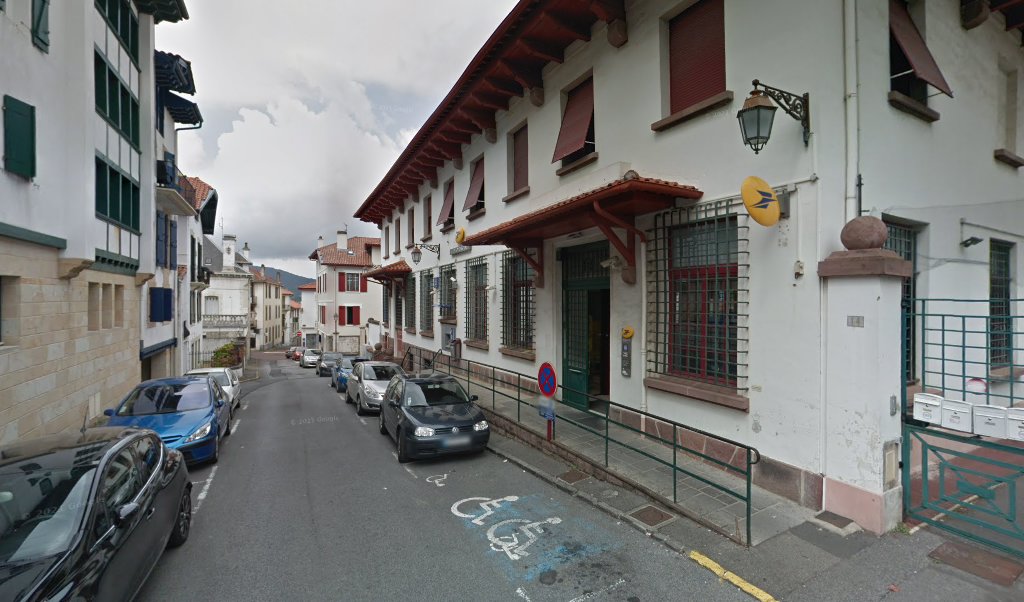 Retrouvez toutes les informations de contacts et horaires d&rsquo;ouverture pour La Poste HENDAYE PRINCIPAL situé à Hendaye dans le département Pyrénées Atlantiques (64). Pour effectuer envoyer vos colis (colissimo, chronopost, suivi colis), une gestion bancaire (banque postal, French Bank), votre [&hellip;]