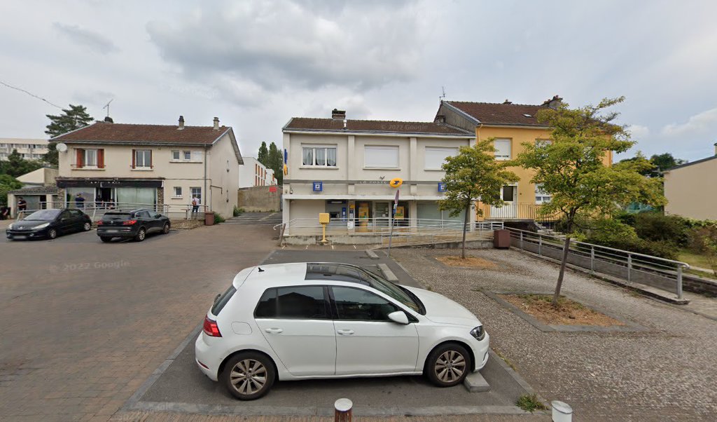 Retrouvez toutes les informations de contacts et horaires d&rsquo;ouverture pour La Poste CHARLEVILLE MEZIERES HOUILLERE situé à Charleville mezieres dans le département Ardennes (08). Pour effectuer envoyer vos colis (colissimo, chronopost, suivi colis), une gestion bancaire (banque postal, French Bank), [&hellip;]