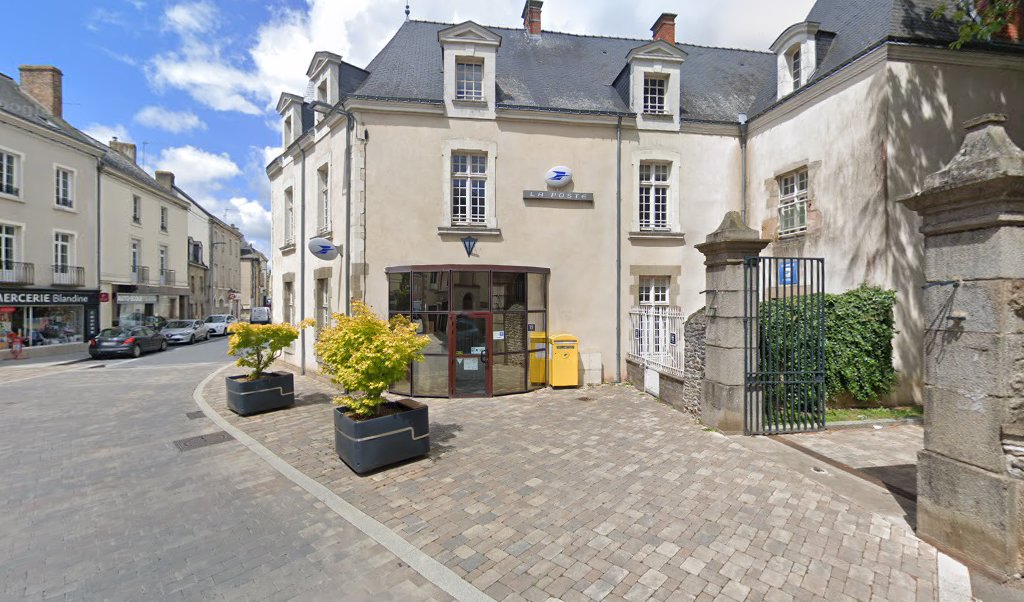 Retrouvez toutes les informations de contacts et horaires d&rsquo;ouverture pour La Poste EVRON situé à Evron dans le département Mayenne (53). Pour effectuer envoyer vos colis (colissimo, chronopost, suivi colis), une gestion bancaire (banque postal, French Bank), votre courrier (suivi [&hellip;]