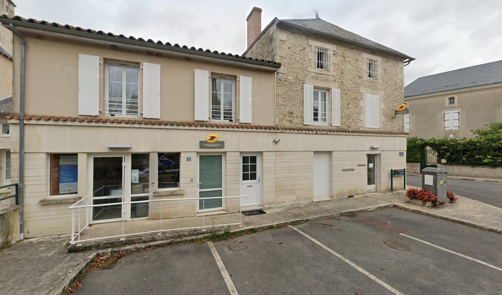 Retrouvez toutes les informations de contacts et horaires d&rsquo;ouverture pour La Poste Agence Communale CIVAUX Mairie situé à Civaux dans le département Vienne (86). Pour effectuer envoyer vos colis (colissimo, chronopost, suivi colis), une gestion bancaire (banque postal, French Bank), [&hellip;]