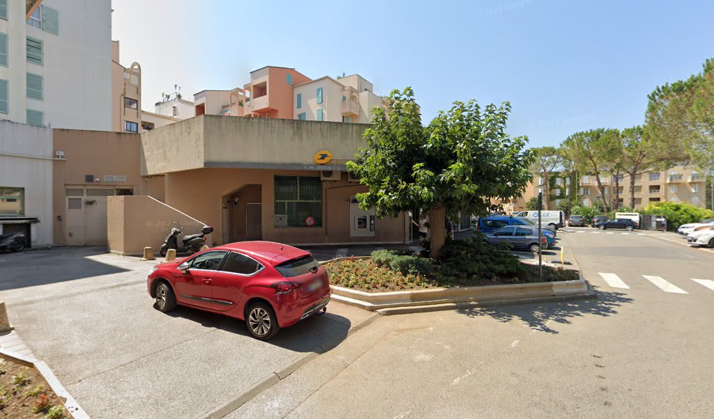 Retrouvez toutes les informations de contacts et horaires d&rsquo;ouverture pour La Poste VALBONNE PRINCIPAL situé à Valbonne dans le département Alpes-Maritimes (06). Pour effectuer envoyer vos colis (colissimo, chronopost, suivi colis), une gestion bancaire (banque postal, French Bank), votre courrier [&hellip;]