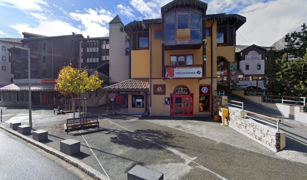 Retrouvez toutes les informations de contacts et horaires d&rsquo;ouverture pour La Poste Agence Communale LES DEUX ALPES Mairie situé à Les deux alpes dans le département Isère (38). Pour effectuer envoyer vos colis (colissimo, chronopost, suivi colis), une gestion bancaire [&hellip;]