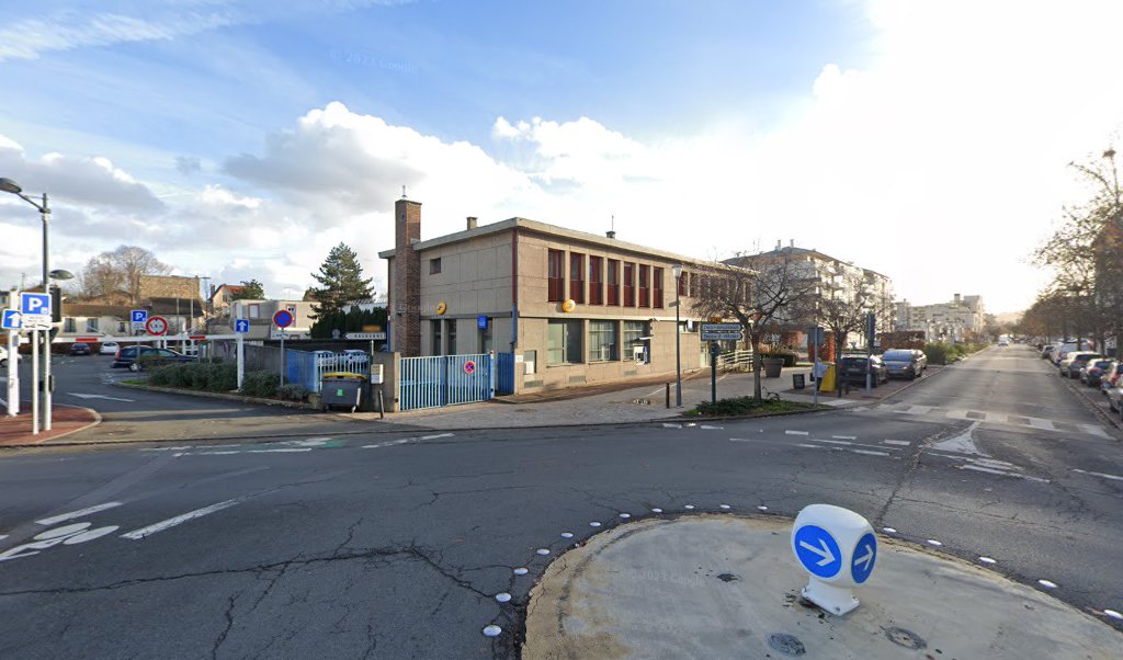 Retrouvez toutes les informations de contacts et horaires d&rsquo;ouverture pour La Poste ERMONT situé à Ermont dans le département Val-D&rsquo;Oise (95). Pour effectuer envoyer vos colis (colissimo, chronopost, suivi colis), une gestion bancaire (banque postal, French Bank), votre courrier (suivi [&hellip;]