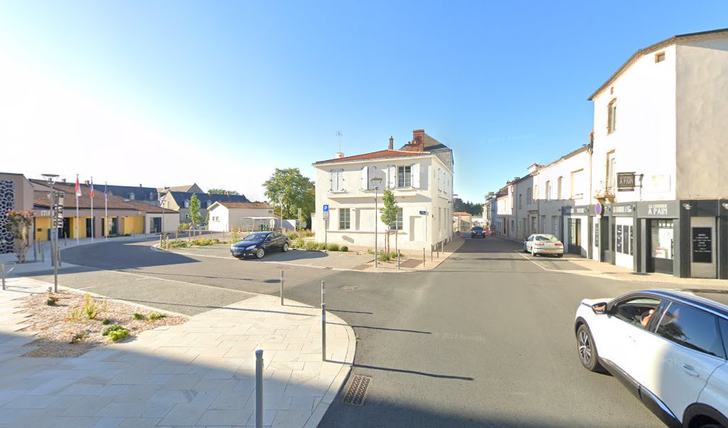 Retrouvez toutes les informations de contacts et horaires d&rsquo;ouverture pour La Poste Agence Communale CHAVAGNES EN PAILLERS Mairie situé à Chavagnes en paillers dans le département Vendée (85). Pour effectuer envoyer vos colis (colissimo, chronopost, suivi colis), une gestion bancaire [&hellip;]