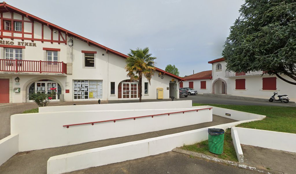 Retrouvez toutes les informations de contacts et horaires d&rsquo;ouverture pour La Poste Agence Communale URCUIT Mairie situé à Urcuit dans le département Pyrénées Atlantiques (64). Pour effectuer envoyer vos colis (colissimo, chronopost, suivi colis), une gestion bancaire (banque postal, French [&hellip;]