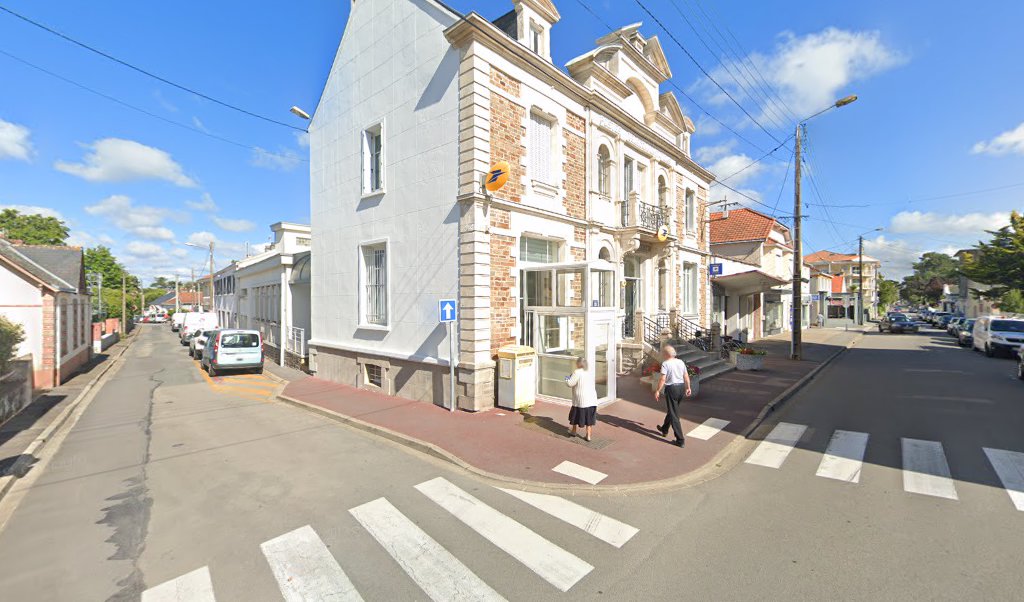 Retrouvez toutes les informations de contacts et horaires d&rsquo;ouverture pour La Poste SAINT BREVIN LES PINS situé à St brevin les pins dans le département Loire-Atlantique (44). Pour effectuer envoyer vos colis (colissimo, chronopost, suivi colis), une gestion bancaire (banque [&hellip;]