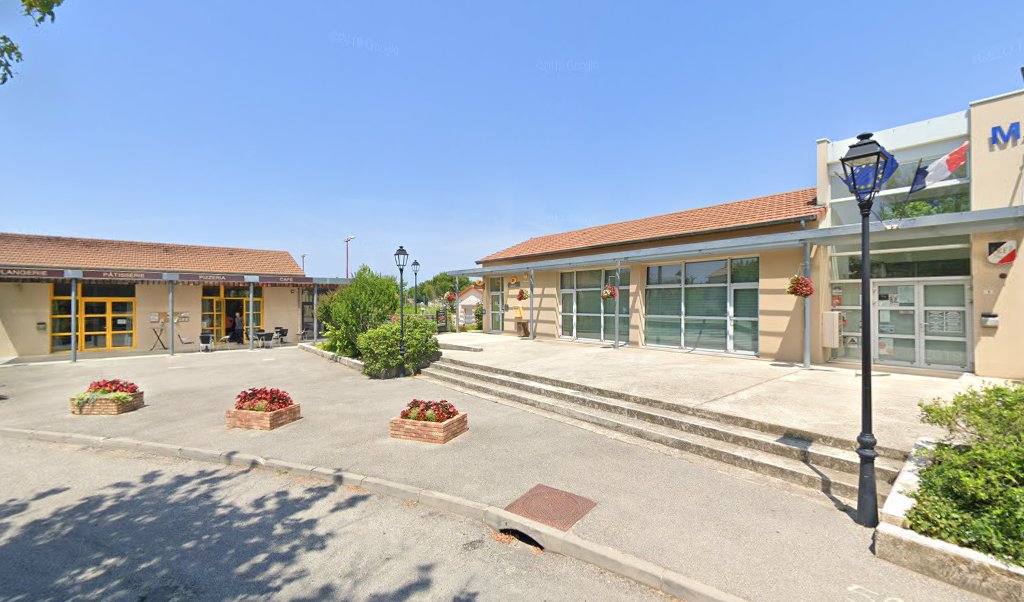 Retrouvez toutes les informations de contacts et horaires d&rsquo;ouverture pour La Poste Agence Communale MONTVENDRE Mairie situé à Montvendre dans le département Drôme (26). Pour effectuer envoyer vos colis (colissimo, chronopost, suivi colis), une gestion bancaire (banque postal, French Bank), [&hellip;]