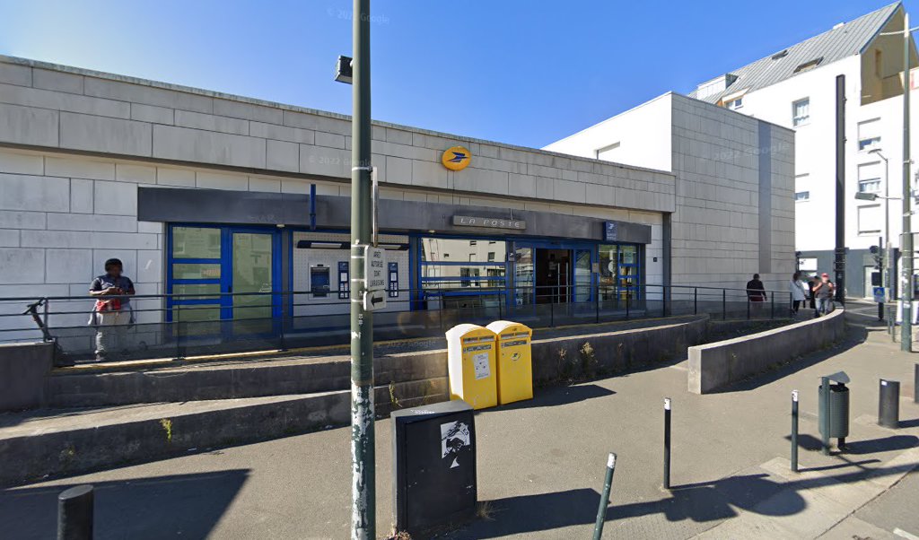 Retrouvez toutes les informations de contacts et horaires d&rsquo;ouverture pour La Poste NANTES BEAUSEJOUR situé à Nantes dans le département Loire-Atlantique (44). Pour effectuer envoyer vos colis (colissimo, chronopost, suivi colis), une gestion bancaire (banque postal, French Bank), votre courrier [&hellip;]