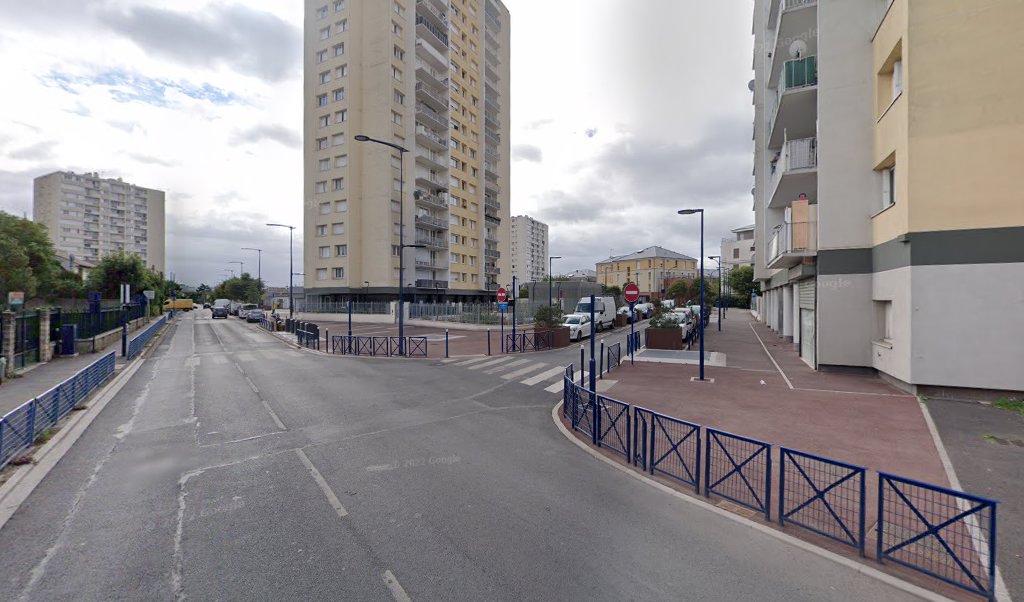 Retrouvez toutes les informations de contacts et horaires d&rsquo;ouverture pour La Poste DRANCY 1 situé à Drancy dans le département Seine-Saint-Denis (93). Pour effectuer envoyer vos colis (colissimo, chronopost, suivi colis), une gestion bancaire (banque postal, French Bank), votre courrier [&hellip;]