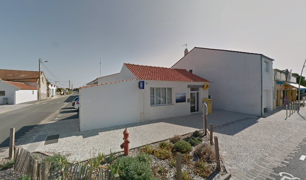 Retrouvez toutes les informations de contacts et horaires d&rsquo;ouverture pour La Poste Agence Communale BARBATRE Mairie situé à Barbatre dans le département Vendée (85). Pour effectuer envoyer vos colis (colissimo, chronopost, suivi colis), une gestion bancaire (banque postal, French Bank), [&hellip;]
