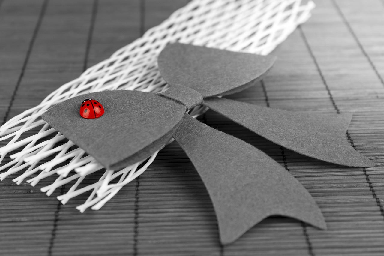 cadeaux sur une table cadeaux sur une table